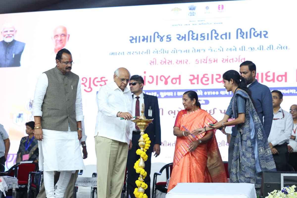 CMOGuj's tweet photo. મુખ્યમંત્રી શ્રી ભૂપેન્દ્રભાઈ પટેલના વરદ્હસ્તે ભારત સરકારના સામાજિક ન્યાય અને અધિકારીતા મંત્રાલયની ADIP યોજના અંતર્ગત GETCO અને PGVCL કંપનીઓના સહયોગથી ભાવનગર ખાતે આયોજિત નિ:શુલ્ક દિવ્યાંગ સાધન સહાય વિતરણ કેમ્પ કાર્યક્રમમાં કેન્દ્ર અને રાજ્યના મંત્રીશ્રીઓ તથા અન્ય મહાનુભાવોની ઉપસ્થિતિમાં દિવ્યાંગજનોને ₹1.16 કરોડના સાધન-સહાય કીટનું વિતરણ કરવામાં આવ્યું હતું.