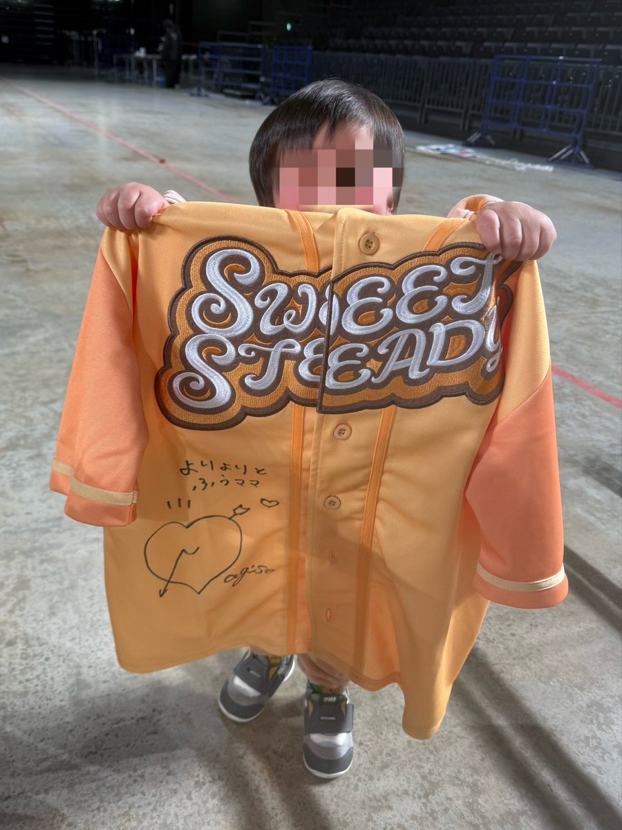 fuuumom's tweet photo. 今更だけど…
何度目の正直！？！？で大特でS賞🏆なぎゅの私物サイン✍️が当たったの😭🥹✨

👶🏻👦🏻も大喜びﾔｯ*｡٩(ˊᗜˋ*)و*｡ｯﾀｰ!

宝物ができたね🥰🥰🥰🥰🥰

#庄司なぎさ  #なぎゅとぎゅーしよ https://t.co/gaJa1XqFD9