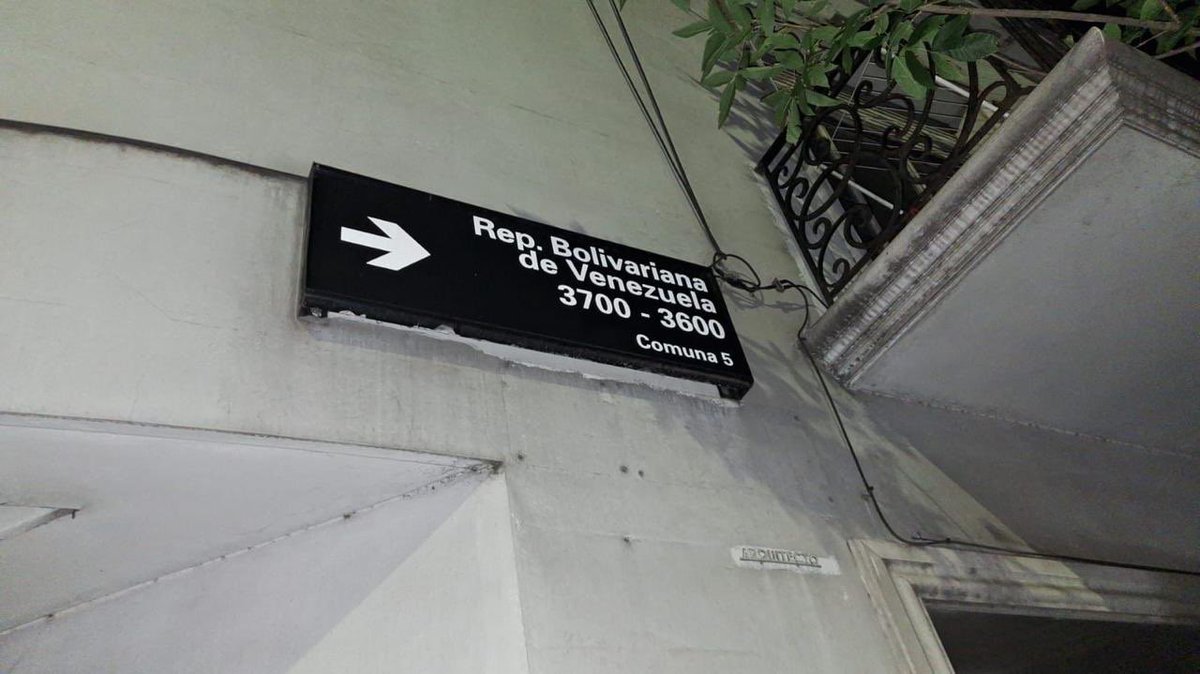 edufeiok's tweet image. Que genialidad @jorgemacri !!  

Mandaron a cambiar todos los carteles con la nomenclatura de la calle “República Bolivariana de Venezuela” reemplazándolos por “Venezuela”