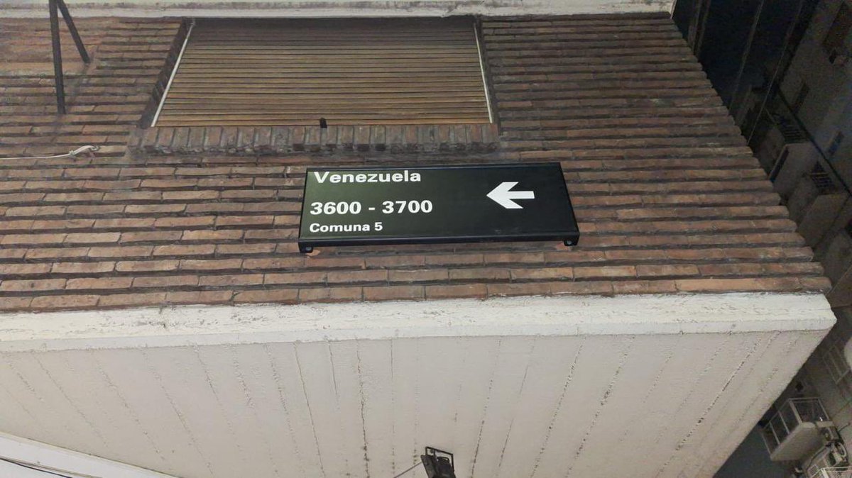 edufeiok's tweet image. Que genialidad @jorgemacri !!  

Mandaron a cambiar todos los carteles con la nomenclatura de la calle “República Bolivariana de Venezuela” reemplazándolos por “Venezuela”