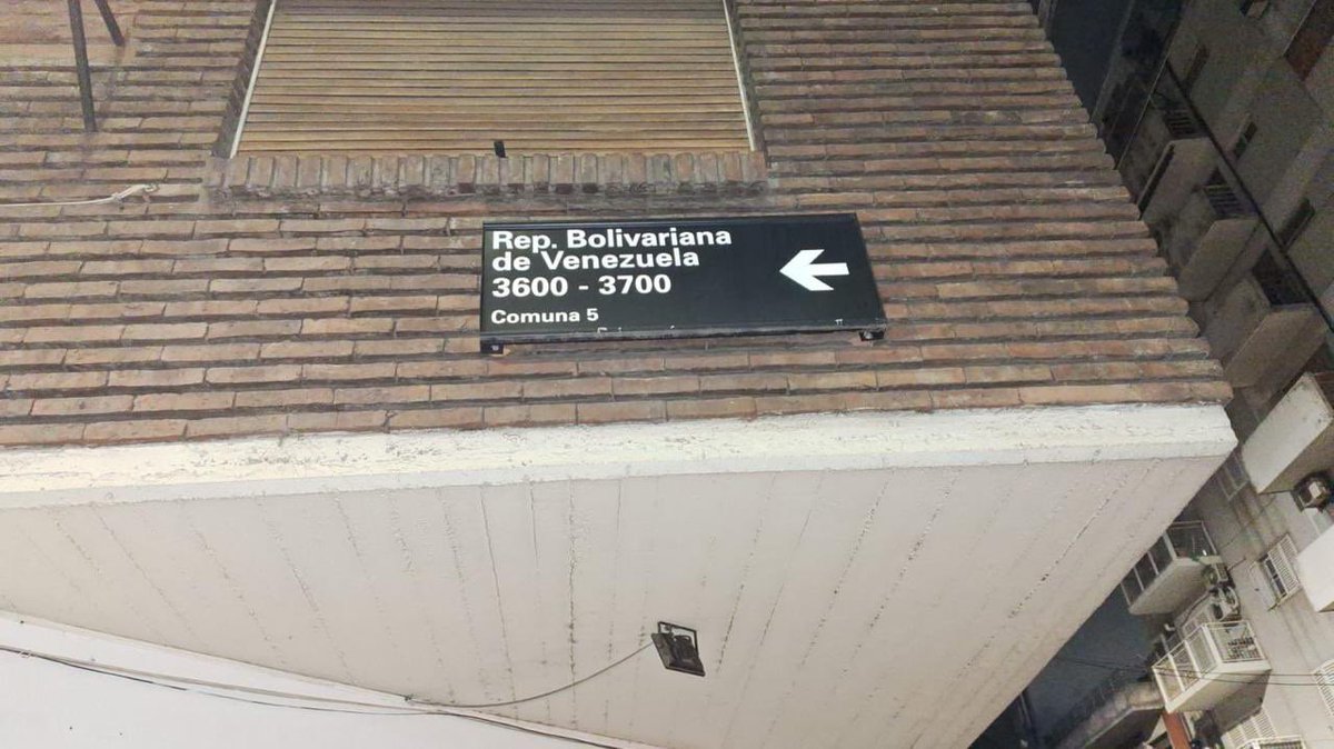 edufeiok's tweet image. Que genialidad @jorgemacri !!  

Mandaron a cambiar todos los carteles con la nomenclatura de la calle “República Bolivariana de Venezuela” reemplazándolos por “Venezuela”