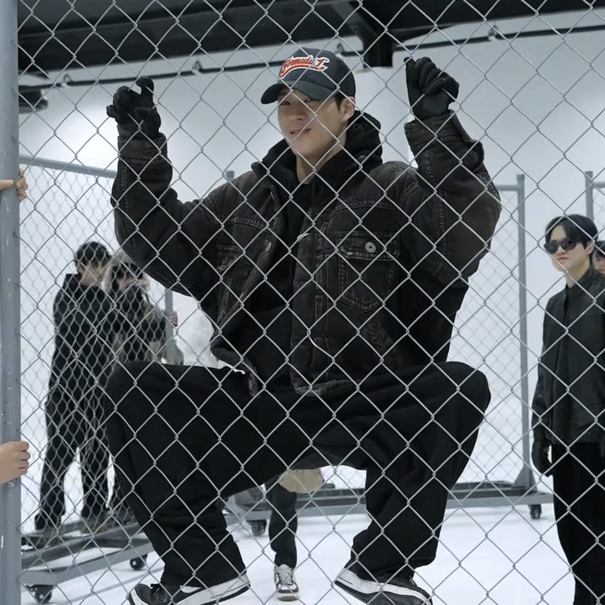 โน่ตอนอยู่บนเวที 😎                          โน่ตุวจิง 🤓