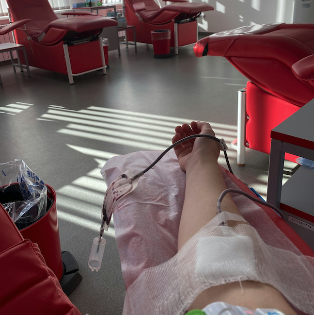 🇨🇭Depuis le drame de Crans-Montana, les citoyens suisses se mobilisent massivement pour venir en aide aux victimes de l’incendie. Les centres de transfusion sanguine n’avaient jamais connu une telle affluence. Un élan de solidarité qui permet de sauver de nombreuses vies.💗(Le