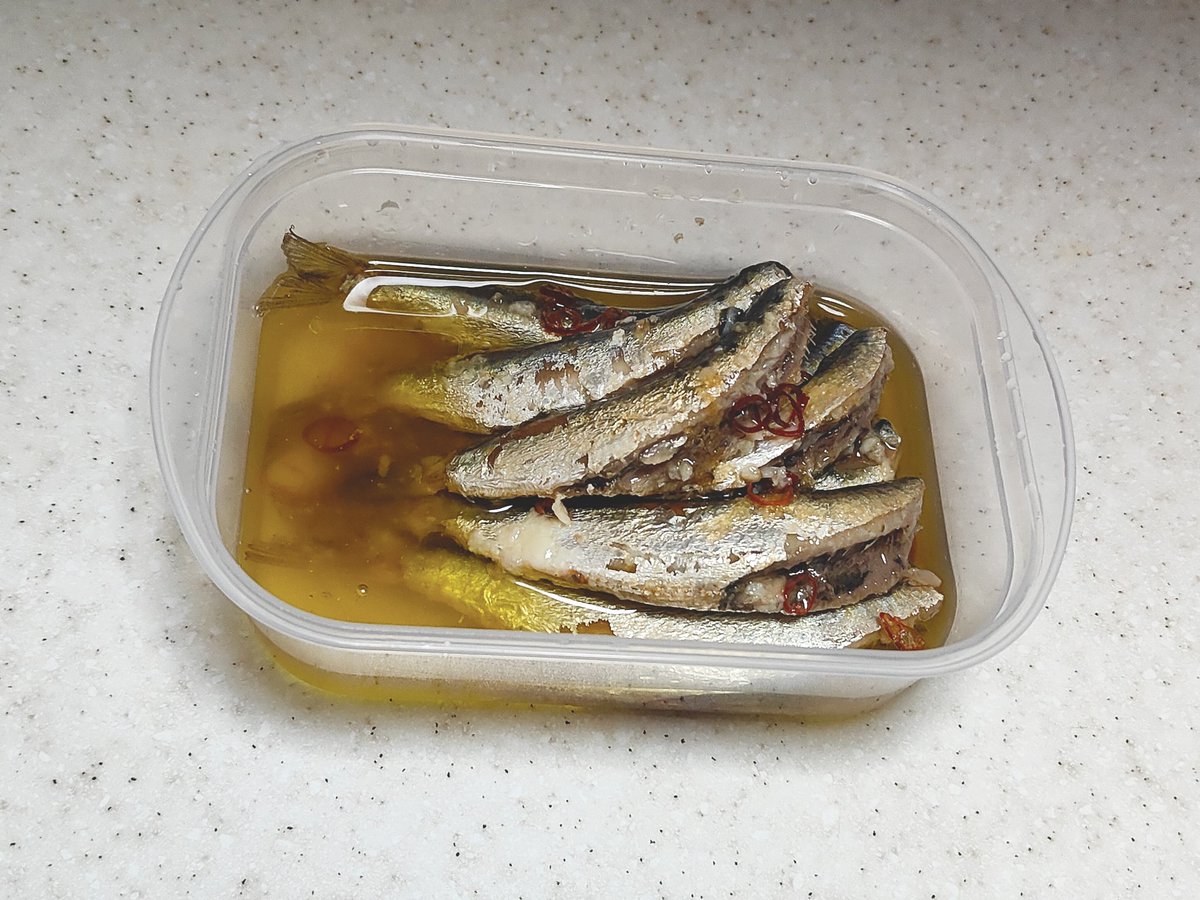 オイルサーディンのカナッペと
オイルサーディンのペペロンチーノ作ったよ