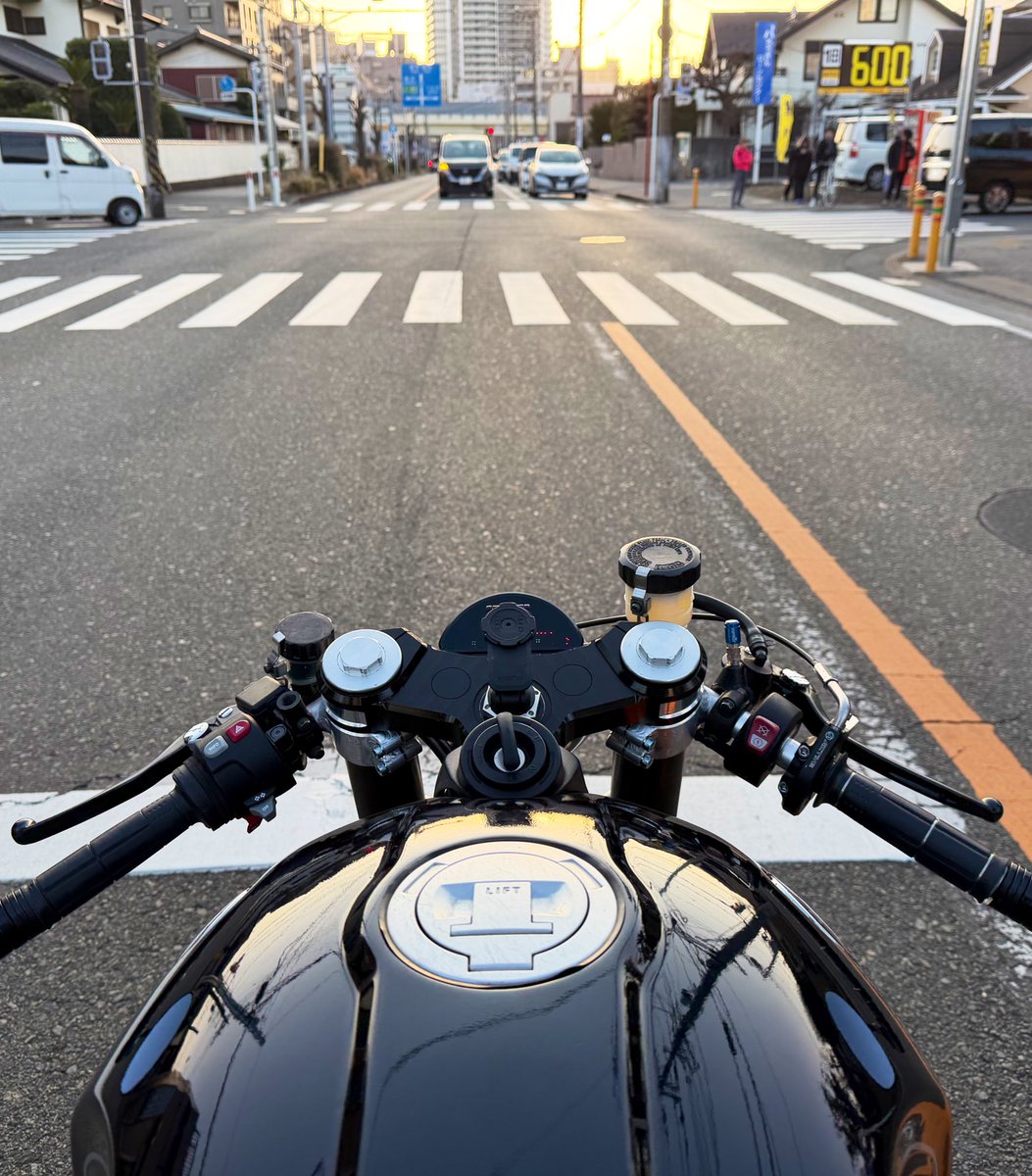 うわぁ、ハンドル低い。