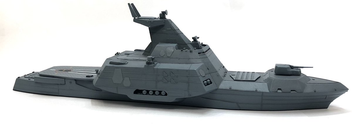 #架空艦　#ガンプラ (?)
1/700ダニロフ級イージス艦完成しました。
ガンダムSEEDシリーズに登場する大型水上艦で、デザインは山根公利氏です。
模範的やられ役ですが、如何にも近未来の艦船といった見た目で好みの艦の一つだったのでプラ板でフルスクラッチしました。