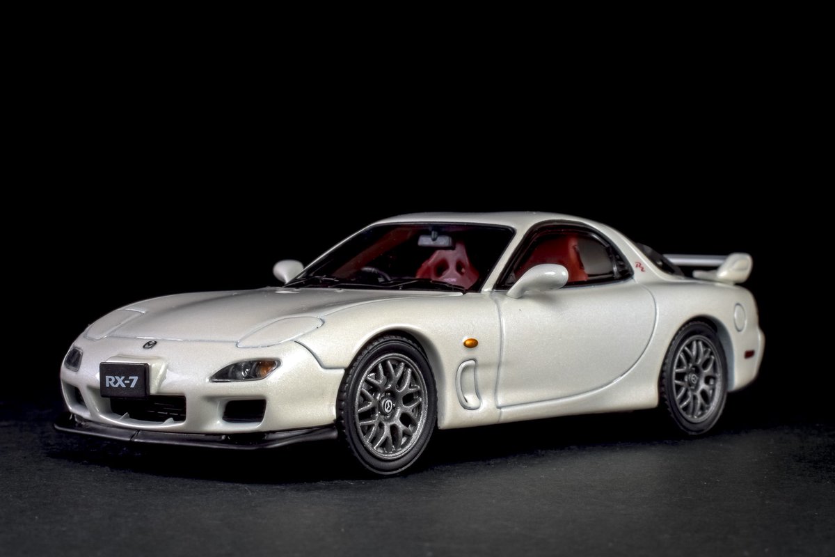 1/43だからできる、手に馴染む大きさとリアルさの両立。 FDの艶かしく