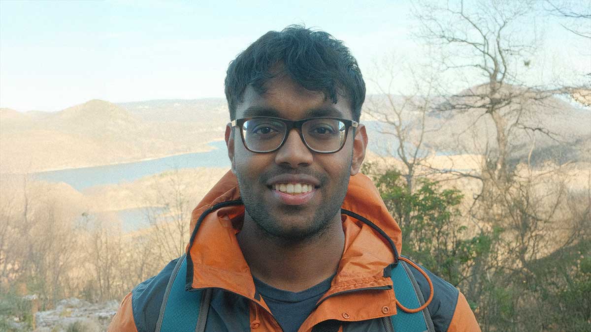 🎓Commencement Profile: Justine Prasad, a computer science  and mathematics major, gained meaningful practical experience that allowed him to explore his interests and discover new opportunities.

Prasad reflects on his time at Hofstra: news.hofstra.edu/2025/12/16/com…