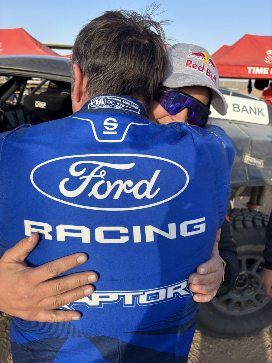 Última hora #Dakar
<a href="/LaiaSanz_/">Laia Sanz</a> salva la 2na pos provisional de <a href="/NaniRoma/">Nani Roma Dakar</a> 
L’ha remolcat fins al control horari
Miracles Nani? Potser sí 
#C’estledakar