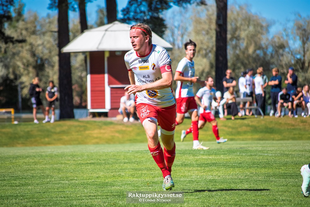 Nyhet TFK Herr -  Rekordmannen lämnar TFK: Foto: Tommi Nyman

Under vintern har vi presenterat spelare som valt att fortsätta i Trollhättans FK, samt andra som tillkommit. Men några har också valt att avsluta sin tid i föreningen, däribland… dlvr.it/TQNd92
