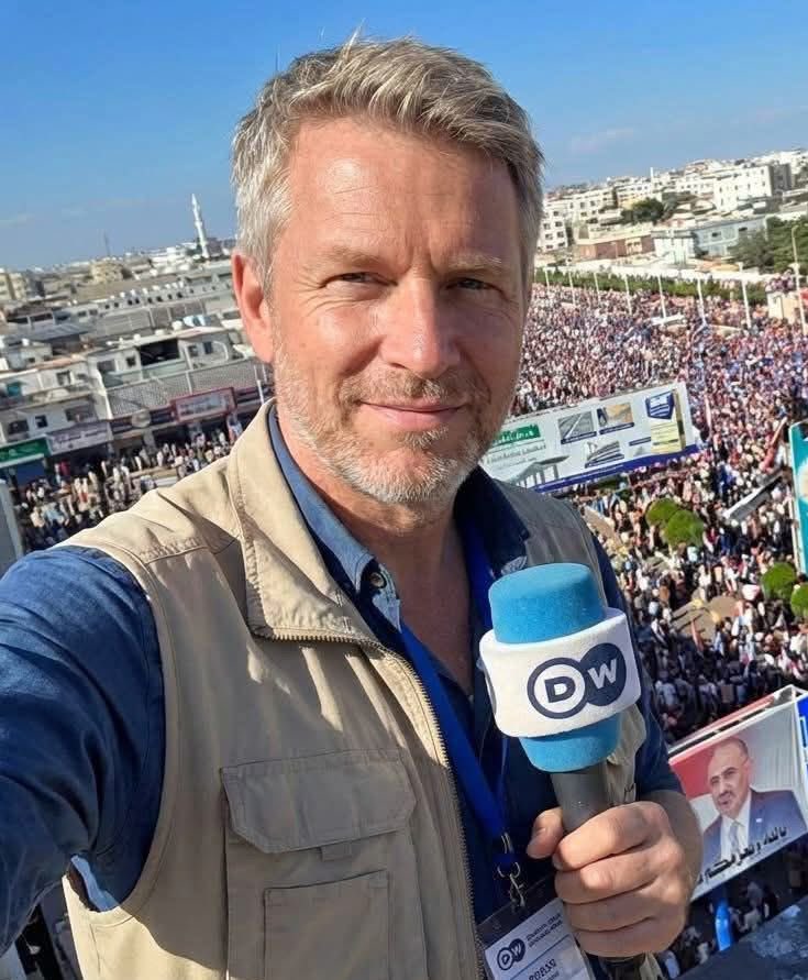 في معلومه علمية أن الصرصور يظل حياً بعد قطع راسه لستة ايام  قبل ان يموت .

والإمارات تظل حية بعد قطع رأسها 60عام  حسب الدسائس وافتعال المشاكل ودعم الارهاب والخراب والفوضى بعد إنسحابها 

 الإمارات تدخل الصحافه الإسرائيليه إلى عدن اليمنية ..
_