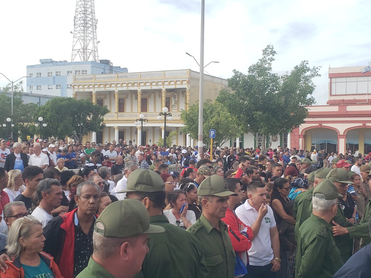 #HolguínSí honra a sus héroes caídos heroicamente en Venezuela. Compatriotas, el imperio puede asesinar pero nunca podrá detener las Revoluciones de Cuba y de Venezuela #CubaEstáFirme #CubaConVenezuela #CubaVencera siempre