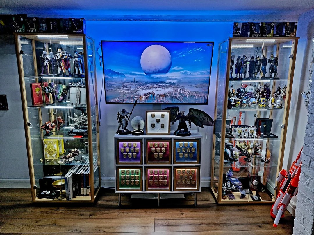 blueberriesGG's tweet image. This guy is a GAMER

Seriously, though, this is very impressive. I dare someone to find a Destiny 2 setup that goes harder than this! Very nice u/EYEONME2534 🫡