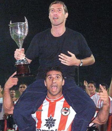 datazopincha's tweet photo. Hace 24 años, #EDLP derrotaba 3-0 a Gimnasia, en el marco de la Copa Ciudad de La Plata, jugada en Mar del Plata. Tras el partido, Piersimone y Cascini fueron a buscar al Ruso Prátola, y el Tano lo llevó en andas ante la gente, en una de las últimas apariciones públicas del Ruso https://t.co/BB2OuGgaMv