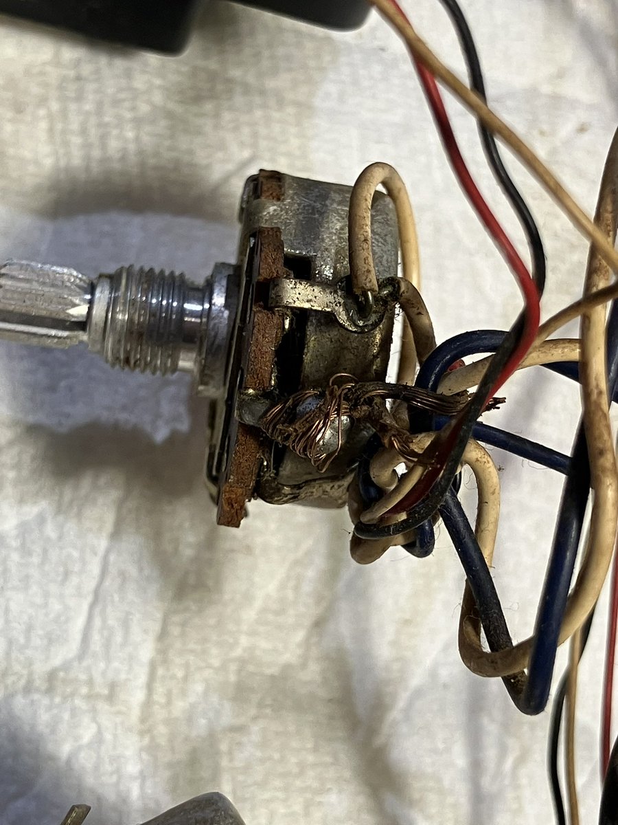 sunold_things's tweet image. フロントピックアップの音が出なくて配線を見てみたらなんか切れたらしく銅線を捩ってくっつけていたのでグシャグシャの配線を解き、直しておきました😀

#honey #ビザールギター #フルアコ #エレキギター