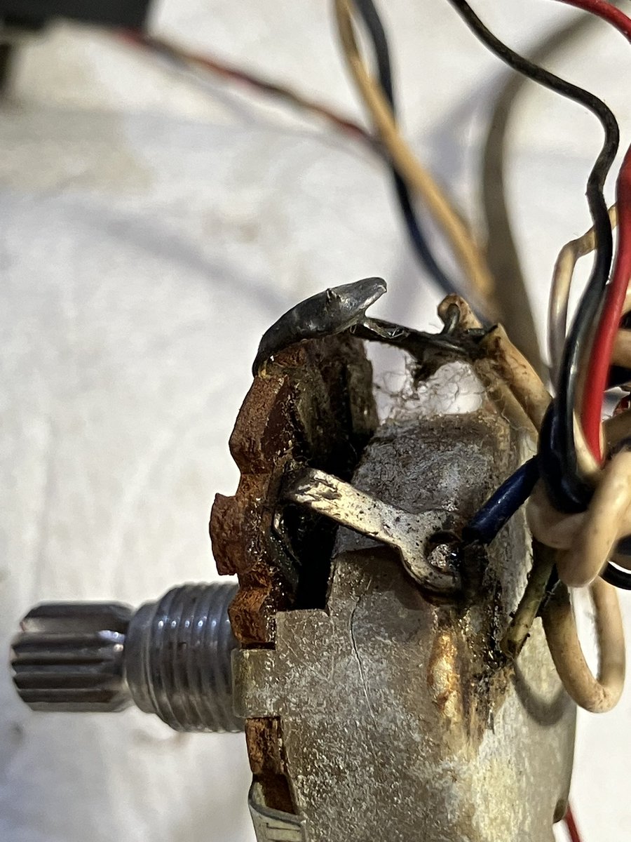 sunold_things's tweet image. フロントピックアップの音が出なくて配線を見てみたらなんか切れたらしく銅線を捩ってくっつけていたのでグシャグシャの配線を解き、直しておきました😀

#honey #ビザールギター #フルアコ #エレキギター