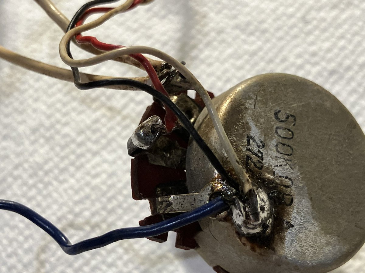 sunold_things's tweet image. フロントピックアップの音が出なくて配線を見てみたらなんか切れたらしく銅線を捩ってくっつけていたのでグシャグシャの配線を解き、直しておきました😀

#honey #ビザールギター #フルアコ #エレキギター