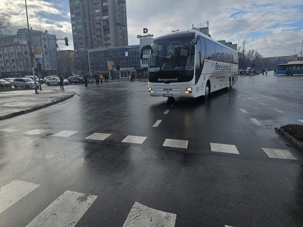 MaculiMirjana's tweet image. Becejprevoz proleteo kroz okupljene gradjane koji su danas cutnjom odavali pocast poginulim kod zeljeznicke stanice. 😡
Srecom bez posledica. 
Inace taj prevoznik se istice po prevozu cacadi.