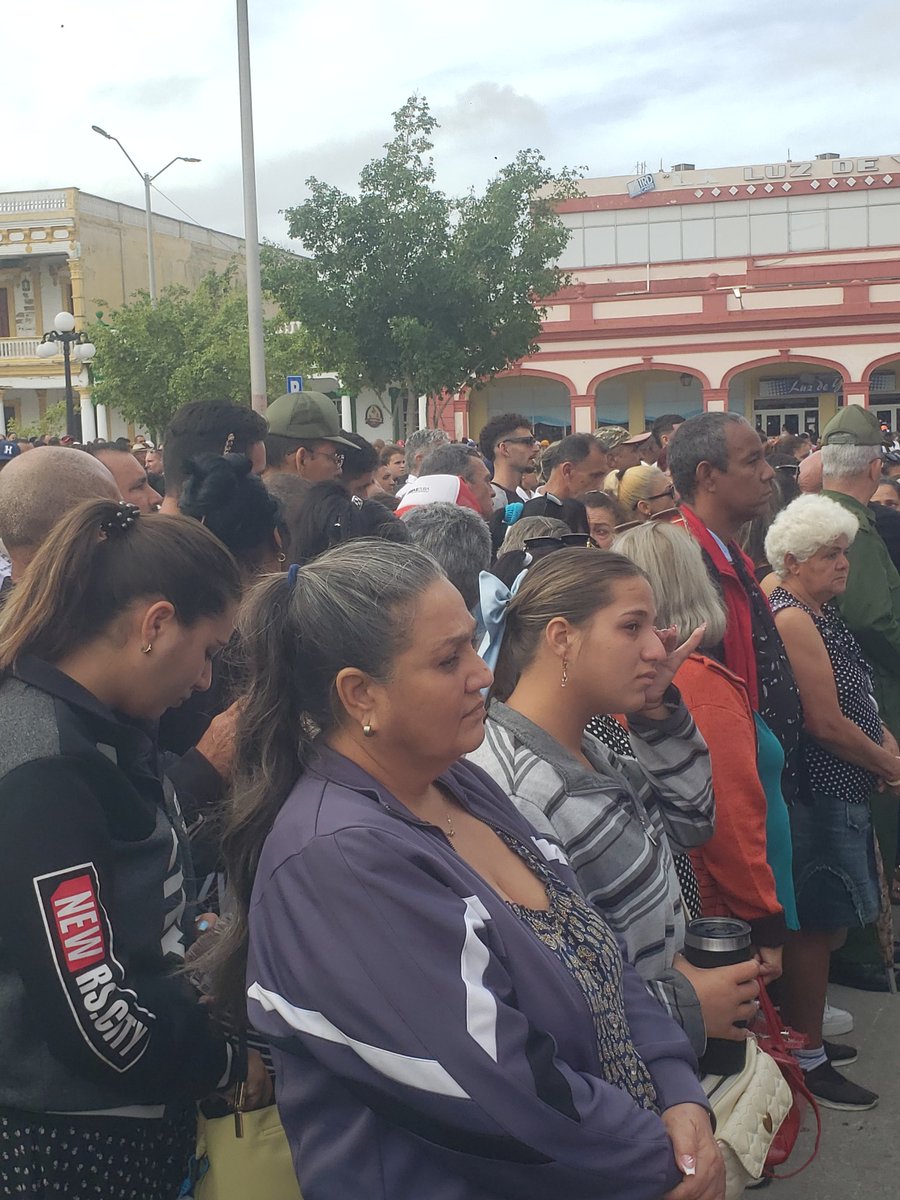 No es justo que estos familiares de los cubanos caídos en defensa de la soberanía Venezuela, sufran por el vil asesinato de nuestros héroes por tropas de #EstadosUnidos. Pero la sangre derramada por nuestros firmes compatriotas es semilla para derrotar al imperio #HonorYGloria