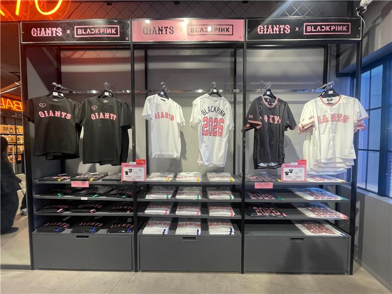 BLACKPINK】 23ゲート横のGIANTS STORE BALLPARK TOKYOでも BLACKPINK