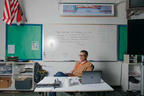 Pop quiz: The airline industry is an example of what market structure? If you answered oligopoly — in which an industry is dominated by a few powerful firms — you'd score a point on the capitalism test that David Ring gives his 12th tinybfs.com/t/Nn0TQV