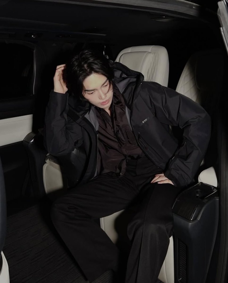 XFashion's tweet image. Win Metawin wearing @Prada as he heads to Milan for the FW26 Menswear Show 🖤