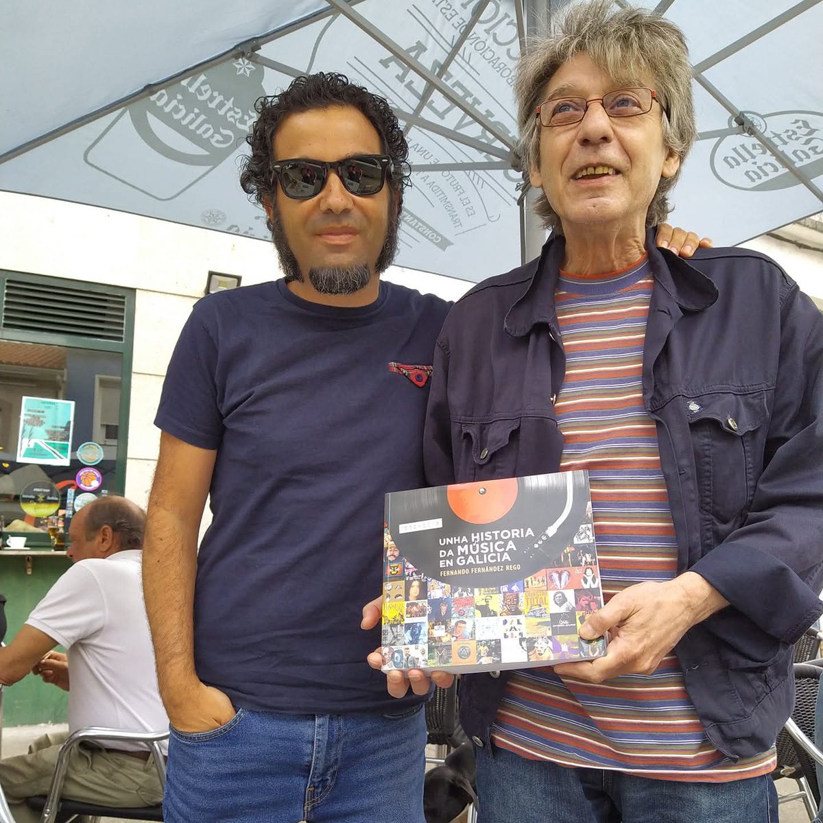 Hoxe deixounos un dos músicos máis importantes do país. Álvarito Lamas, introdutor da steel guitar en España.... Los Limones, Los Eternos... Decenas de proxectos nos que estivo e cos que colaborou. 

DEP

#Ferrol