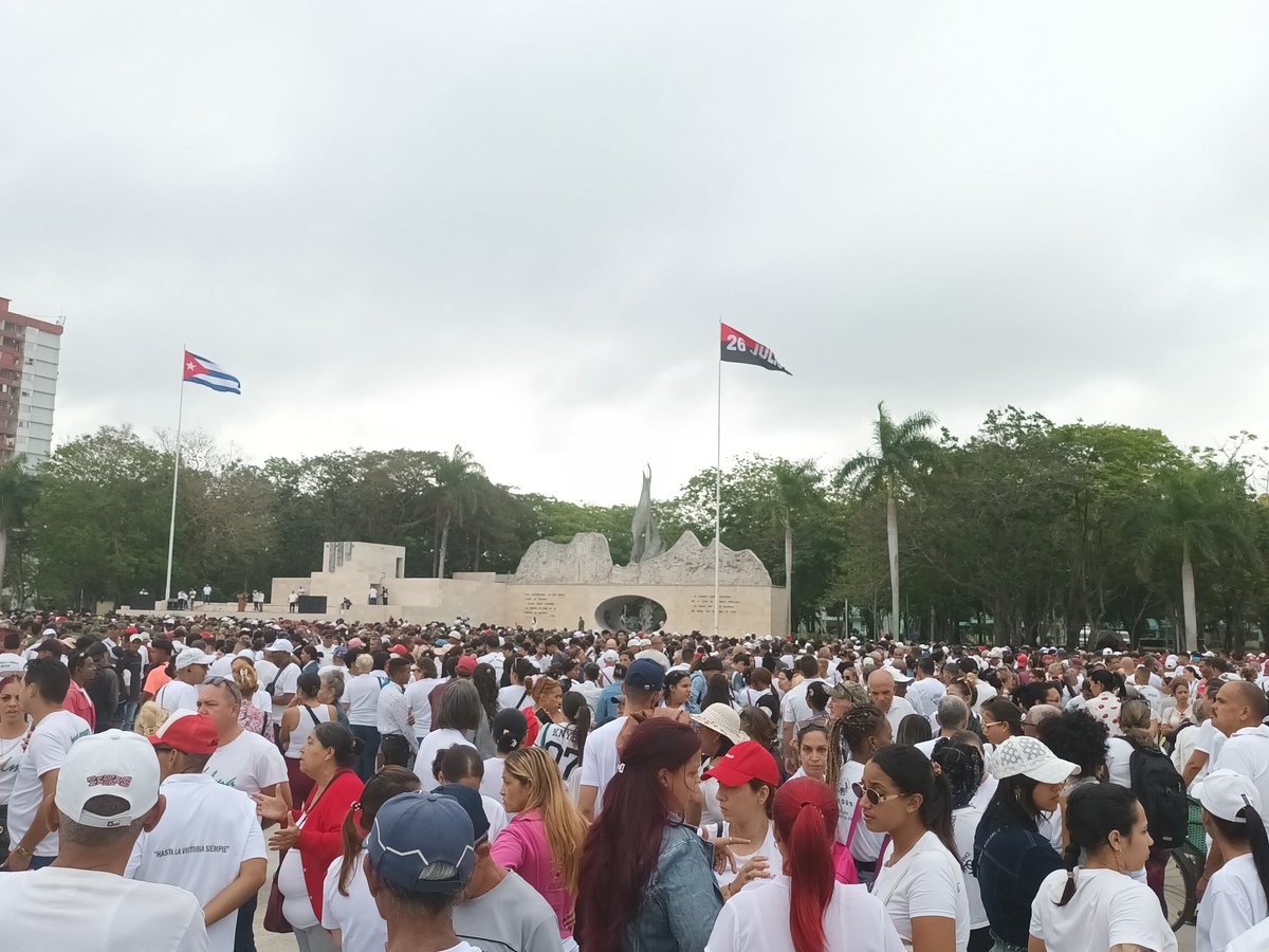 El pueblo de #Bayamo se reúne en la plaza la patria para rendir tributo a los combatientes caídos en #Venezuela #HonorYGloria