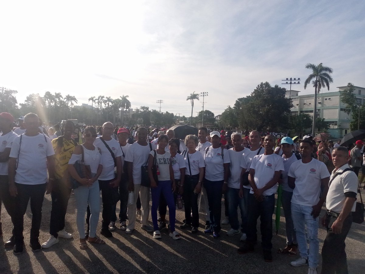 El pueblo de #SantiagoDeCuba rinde homenaje póstumo a combatientes cubanos caídos heroicamente durante el ataque perpetrado por los Estados Unidos a Venezuela.  #HonorYGloria
 #CubaEstaFirme