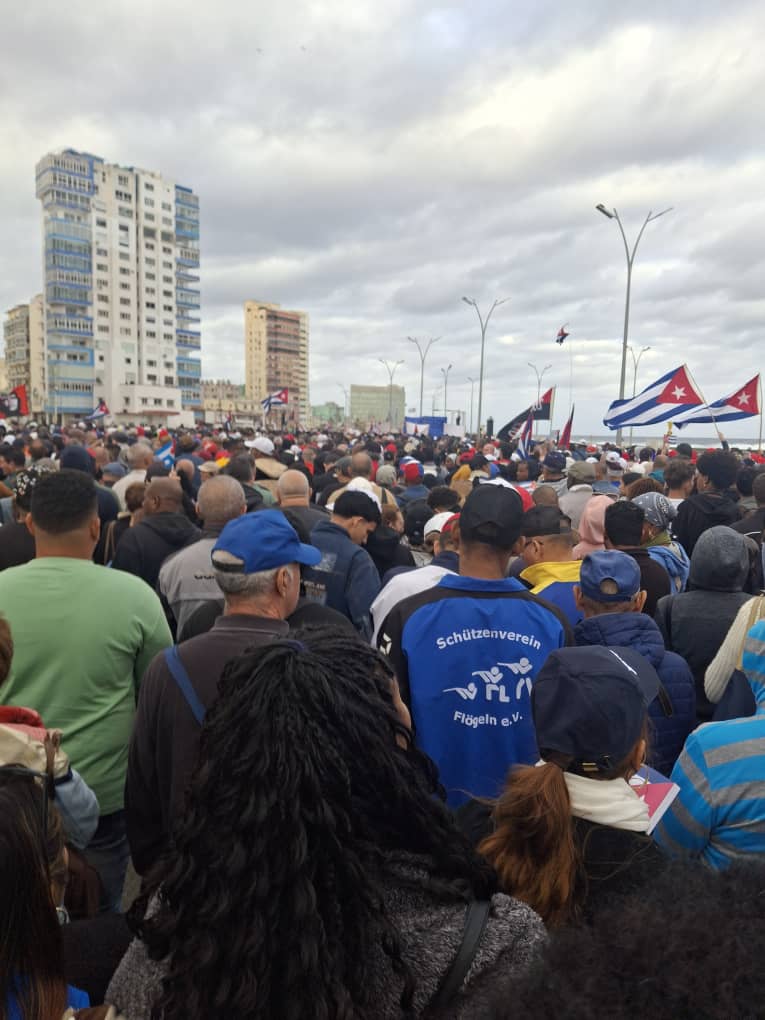 ✊️🇻🇪🤍 La Habana se levantó frente al Martí acusador en la Tribuna Antiimperialista.

IMECO, junto al <a href="/CubaMicons/">Ministerio de la Construcción</a>, el <a href="/OsdeGEDIC/">OSDE-GEDIC-Cuba</a> y nuestro pueblo reafirmó su apoyo a Venezuela y rechazó a la agresión imperial de los Estados Unidos 

#CubaEstáFirme #HonorYGloria