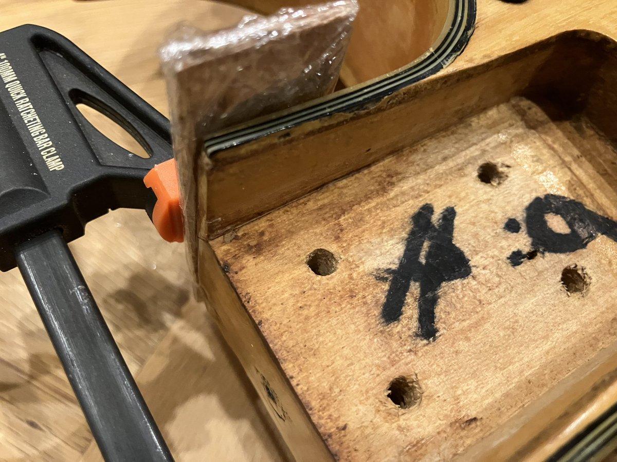 sunold_things's tweet image. Honeyはかなりガタがきておりました😅
ボディの隙間、バインディングの縮みによる剥がれ、ネックジョイントの裂け、ヘッドの化粧板剥がれ…
上手くくっつくかな🤣

#Honey #ビザールギター #フルアコ #エレキギター