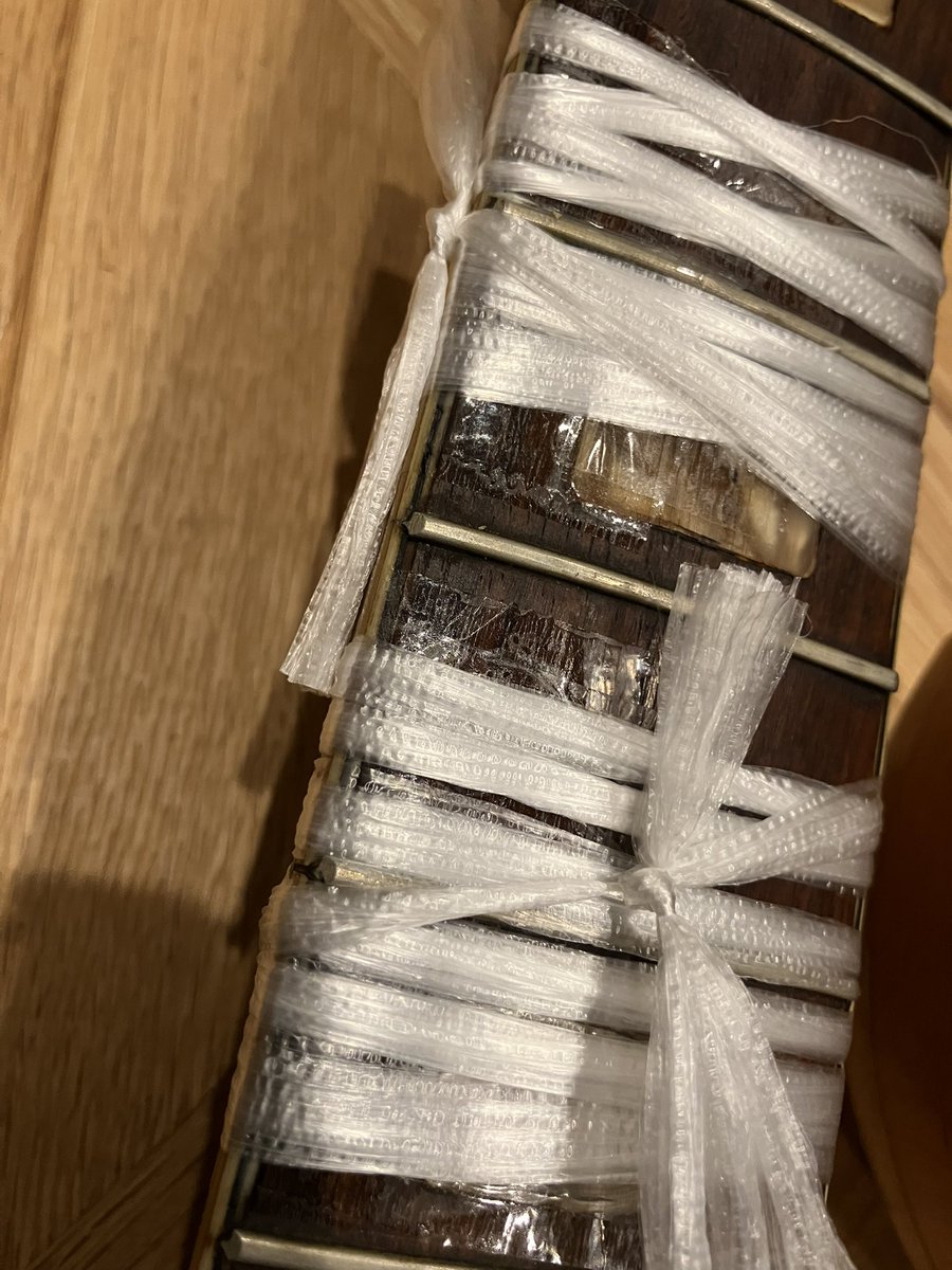 sunold_things's tweet image. Honeyはかなりガタがきておりました😅
ボディの隙間、バインディングの縮みによる剥がれ、ネックジョイントの裂け、ヘッドの化粧板剥がれ…
上手くくっつくかな🤣

#Honey #ビザールギター #フルアコ #エレキギター