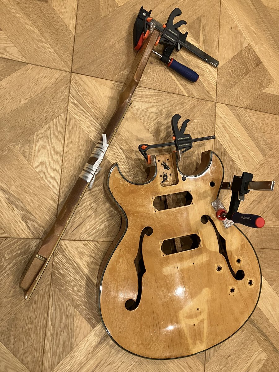 sunold_things's tweet image. Honeyはかなりガタがきておりました😅
ボディの隙間、バインディングの縮みによる剥がれ、ネックジョイントの裂け、ヘッドの化粧板剥がれ…
上手くくっつくかな🤣

#Honey #ビザールギター #フルアコ #エレキギター