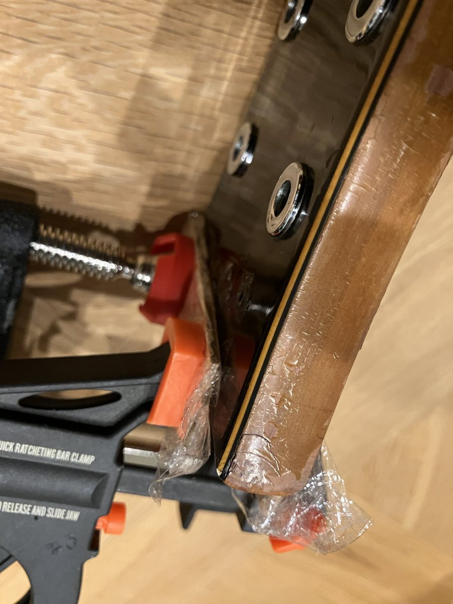 sunold_things's tweet image. Honeyはかなりガタがきておりました😅
ボディの隙間、バインディングの縮みによる剥がれ、ネックジョイントの裂け、ヘッドの化粧板剥がれ…
上手くくっつくかな🤣

#Honey #ビザールギター #フルアコ #エレキギター