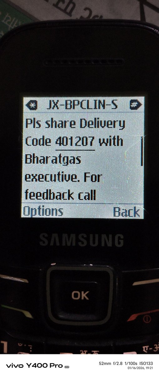 कानपुर के थाना हरबंस मोहाल क्षेत्र के मो. रफ़ीक नाम से गैस का कनेक्शन हैं जिसकी बुकिंग no.91404 हैं 11 तारीख को बुक किया गया और आज 16 तारीख़ को गैस डिलीवरी का msg आ गया लेकिन गैस नहीं आई ये कई बार हो चुका हैं  <a href="/Bharatgas_LKO/">Bharatgas_Lucknow</a> <a href="/PetroleumMin/">Ministry of Petroleum and Natural Gas #MoPNG</a> <a href="/BPCLimited/">Bharat Petroleum</a> उपभोक्ता 9935815013
