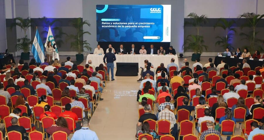 enter504's tweet photo. #Nacionales La CCIC escucha a la pequeña empresa para consolidar agenda de propuestas para impulsar su crecimiento      #CCIC #PequeñaEmpresa #NuevoGobierno #NasryAsfura #Mipyme #Honduras 
👉 https://t.co/ToHoS37jZC https://t.co/GWVNEIlOtm