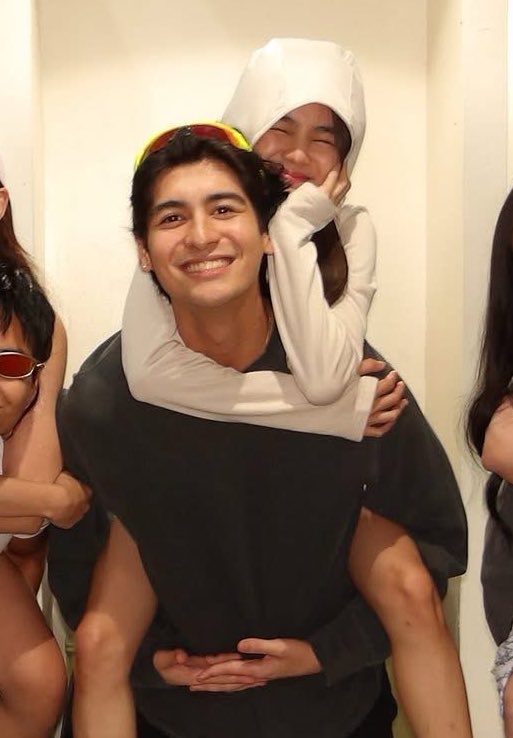 ashtequila's tweet image. dati pinagp-pray lang ni ashtine, ngayon binubuhat na siya ng answered prayer niya :)