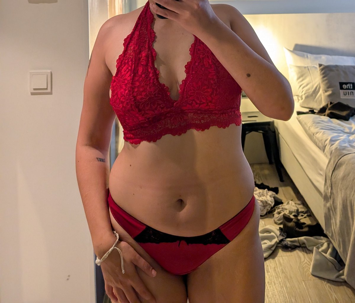 Hey, ich bin 24 Jahre alt und weiblich.
Ich verkaufe getragene Unterwäsche und getragene Socken.
Außerdem biete ich Fußbilder sowie weitere Bilder und Videos auf Anfrage an.
Bei Interesse gerne melden.