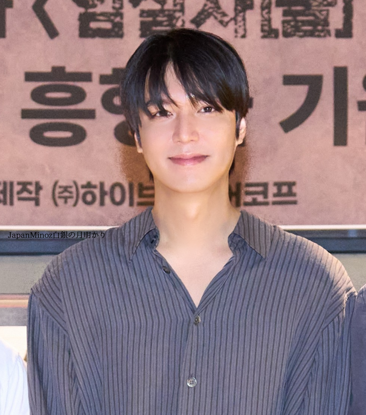【씨네21】
#LeeMinho perfectly embodied the image of a passionate rookie reporter running around tirelessly, and his scene discussing why he became a reporter in an izakaya was portrayed exactly as Director #HurJinho had envisioned.
➡cine21.com/news/view/?mag…
#イミンホ #이민호