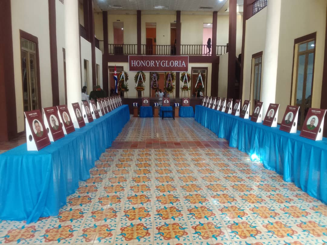 "Los actos de hoy no son rituales vacíos. Son juramentos colectivos hechos con la mirada y el puño en alto." #HonorYGloria