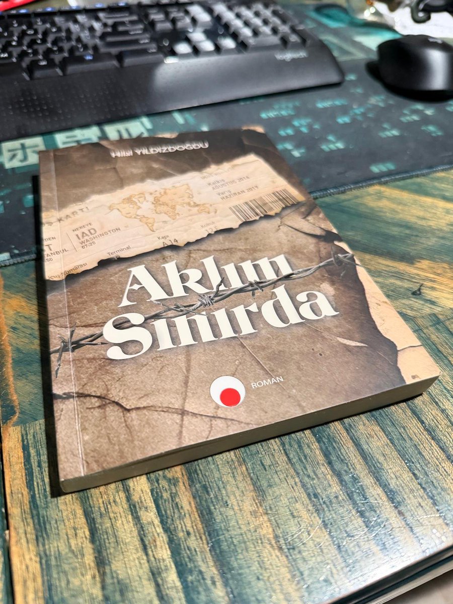 Okuma listemdeydi, nihayet dün okudum.  

Bruno Catalano'nun dediği gibi "Mülteci olmak, her adımda bir parçanı bırakıp gitmek"tir. 

Mülteci 'gideceği yere varamamış, yolunu tamamlayamamış yolcu'dur. 

Aklı bulunduğu yerde , ayağının dokunduğu toprakta değildir.

Her yere