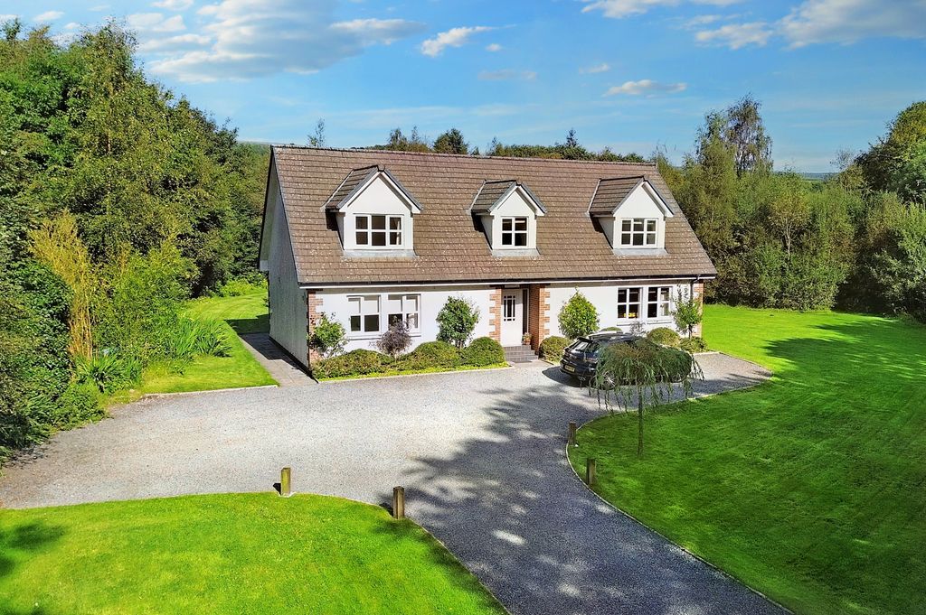 TO LET: This spectacular detached four-bedroom country cottage is set within tranquil woodland between Colzium Country Park and Banton Loch, on the edge of Kilsyth. £2,500pcm.

The full property details > tinyurl.com/2r9psk4b

📲 Apply online here > tinyurl.com/ytukff93