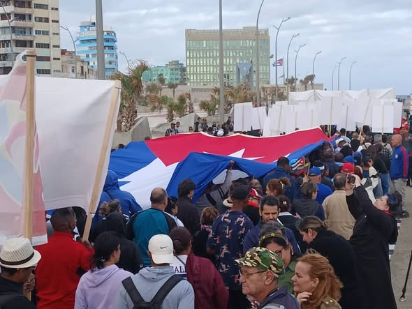 Miles de cubanos se movilizaron desde temprano para reafirmar su compromiso con la Patria. #Cuba #HonorYGloria