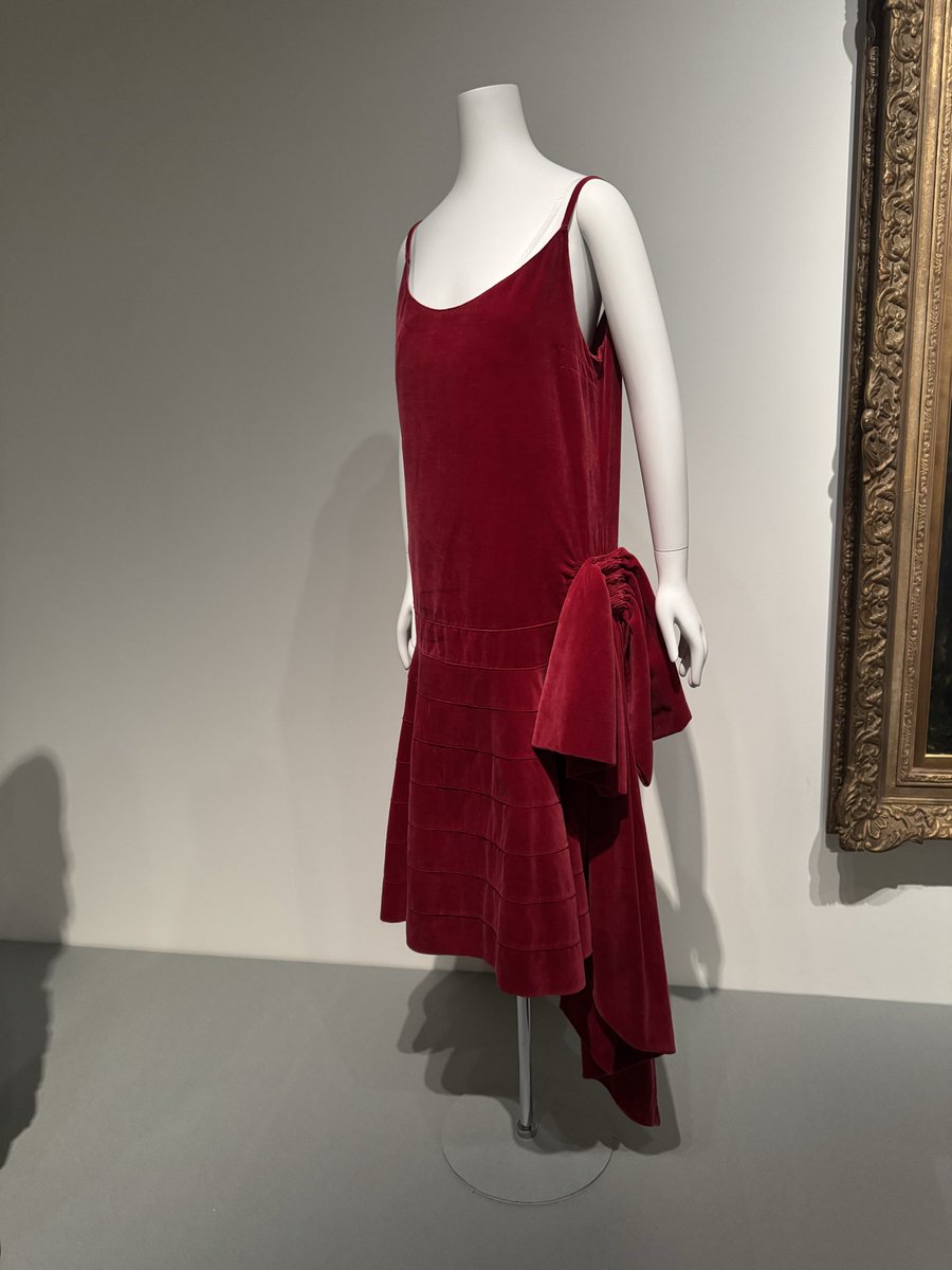 escargotskin's tweet photo. アールデコとモード展、丁度100年くらい前にアールデコが流行ったみたいで、その後30年後にまた流行してる。
ロリィタファッションも100年いや70年くらい後にこんな風に美術館で展示される日が来るのだろうか‥ https://t.co/gSDHbhaTrq