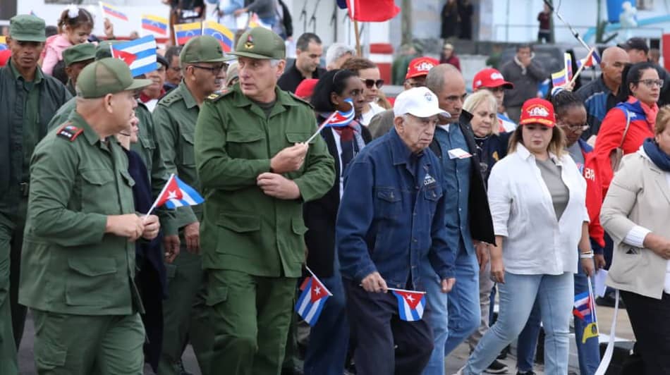 👥 Encabeza la marcha el presidente <a href="/DiazCanelB/">Miguel Díaz-Canel Bermúdez</a>, junto a dirigentes del Partido y organizaciones sociales, en histórica jornada de unidad y dignidad nacional.
#Cuba #HonorYGloria