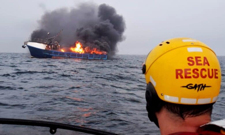 themaritimenet's tweet image. Off Noordhoek, Gqeberha, a fishing vessel fire forced an abandon ship. All 21 crew made it out safely. An investigation is now underway.

No injuries is not magic. It is basics, done fast.

Five actions in five minutes:
1. Set off the alarm. Muster. Count the heads.
2. VHF…