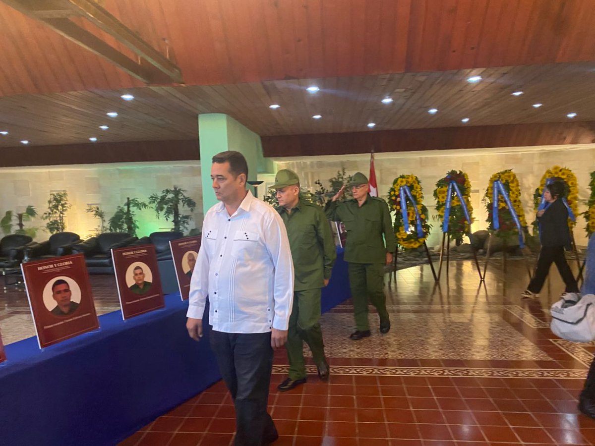 Homenaje a nuestros hermanos caídos en el cumplimiento del deber. 

#HonorYGloria 
#CubaTieneMemoriaHistórica
