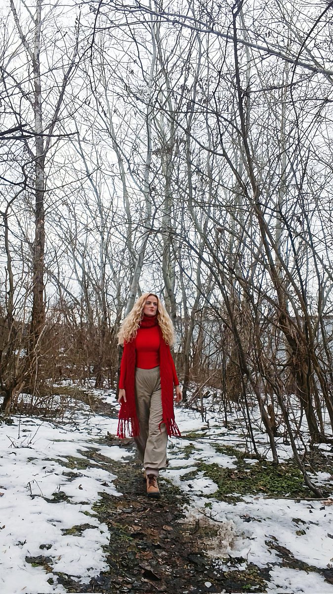 NellyMonk1's tweet image. Forest near home 🌲❤️ 
Red gives me strength to keep moving forward before tomorrow’s gig. 
Grateful for this moment 🙏
( Also some "Stranger Things" moment 👽🔺 )

#forestwalk #naturetherapy #redpower #selfcare #preppingforgig #gratefulheart #mindfulmoments