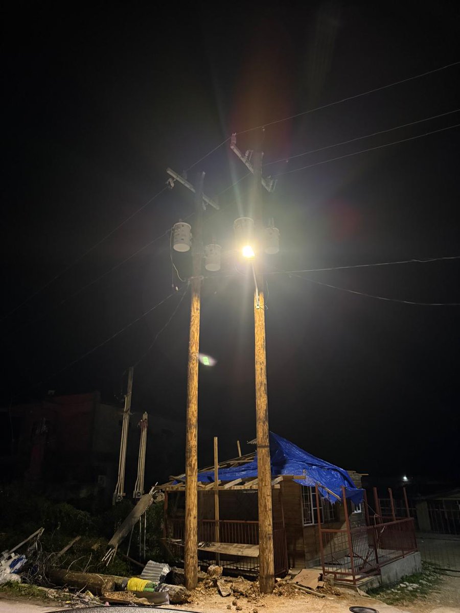 myJPSonline's tweet photo. DARLISTON HAS LIGHT! 💡📍

Late last night, we restored power to Darliston, Westmoreland using an innovative Emergency Mobile Power Unit.

We will be gradually connecting more customers in the surrounding areas over the next few days. 🇯🇲 https://t.co/iecCmciVof