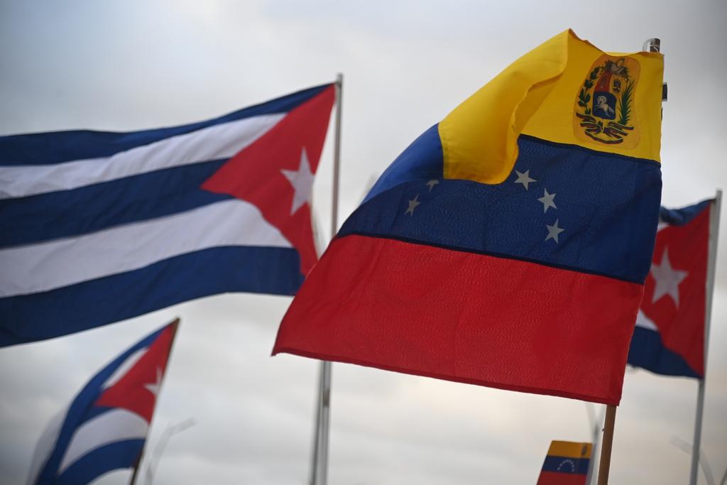 Presidente <a href="/DiazCanelB/">Miguel Díaz-Canel Bermúdez</a>:

"Sólo sobre mi cadáver podrán llevarse o asesinar al Presidente”, había declarado más de una vez el Primer Coronel Humberto Alfonso Roca, jefe del pequeño grupo de cubanos que esa madrugaba protegieron a la pareja presidencial  al precio de sus vidas.